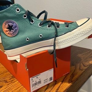 Converse High Top Tennis Shoe  Womens 8. Unisex mens 6